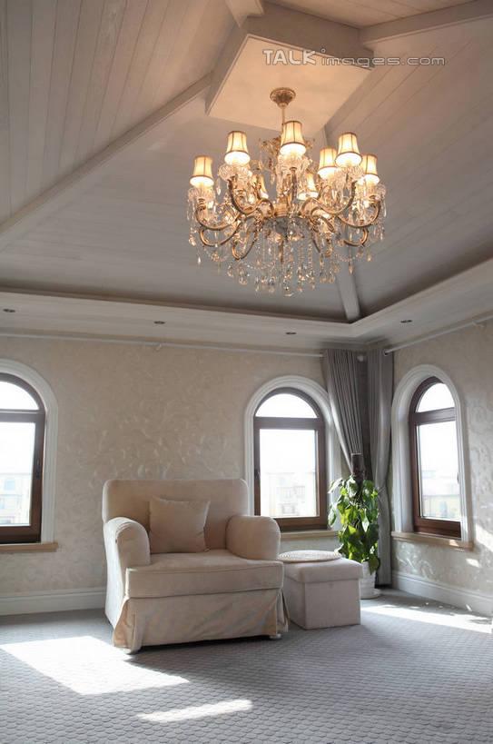 无人,家,客厅,竖图,室内,白天,正面,植物,别墅,窗户,窗帘,地毯,家具,沙发,天花板,装修,建筑,照明,欧式,阴影,装饰,光线,盆栽,影子,房屋,墙,屋子,公寓,灯光,盆景,地面,豪华,建设,现代,装潢,洋房,楼房,吊灯,玻璃窗,墙壁,墙面,住宅,灯,绿色,阳光,自然,灯具,室内装潢,生长,成长,样板房,明亮,照亮,一盆,起居室,舒适,家居装潢,照明设备,房产,房地产,房屋设计,地中海风格,古典风格,简约风格,布艺沙发,室内设计,宽敞,样板房装潢,客堂,设计,彩图,房子,shwf1