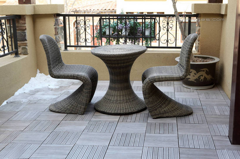 无人,栏杆,露台,横图,室外,白天,正面,石头,植物,窗户,地板,阳台,桌面,桌子,椅子,花盆,阴影,花纹,装饰,光线,石子,影子,墙,围栏,枯树,枝条,地面,两把,护栏,玻璃窗,墙壁,墙面,树,树木,树枝,排列,两个,一个,阳光,单个,华丽,修饰,点缀,队列,衬托,美观,雅致,雅观,虬枝,枝杈,石块,彩图,露天阳台,shwf1