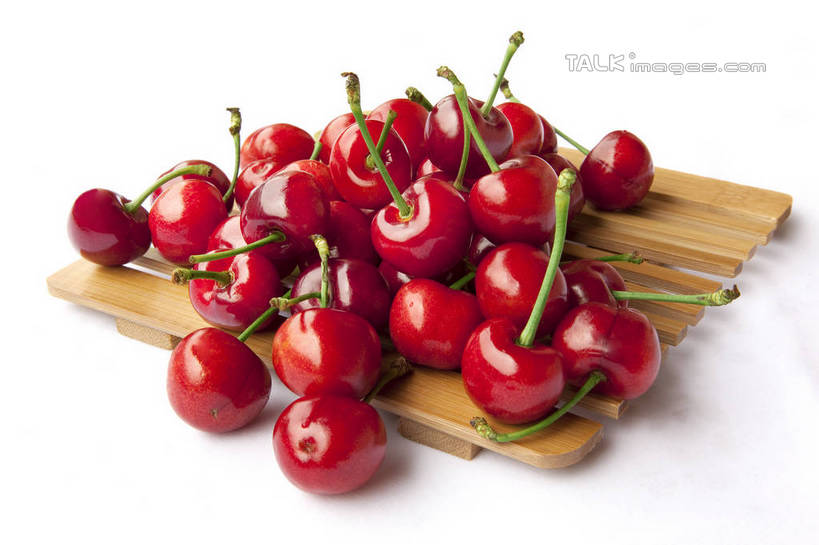 无人,横图,俯视,室内,特写,白天,白色背景,桌面,桌子,樱桃,水果,一堆,许多,堆叠,堆积,竹制,新鲜,光泽,木制,生食,食品,果实,食物,红色,木制品,摄影,有机食品,绿色食品,影棚,堆,竹制品,餐垫,大樱桃,樱珠,莺桃,英桃,楔桃,牛桃,荆桃,车厘子,彩图,高角度拍摄,影棚拍摄,拍摄,shwf1