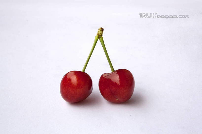 无人,横图,俯视,室内,特写,白天,白色背景,桌面,桌子,樱桃,水果,一堆,堆叠,堆积,新鲜,光泽,木制,生食,食品,果实,两颗,食物,两个,红色,木制品,摄影,有机食品,绿色食品,影棚,堆,大樱桃,樱珠,莺桃,英桃,楔桃,牛桃,荆桃,车厘子,彩图,高角度拍摄,影棚拍摄,拍摄,shwf1