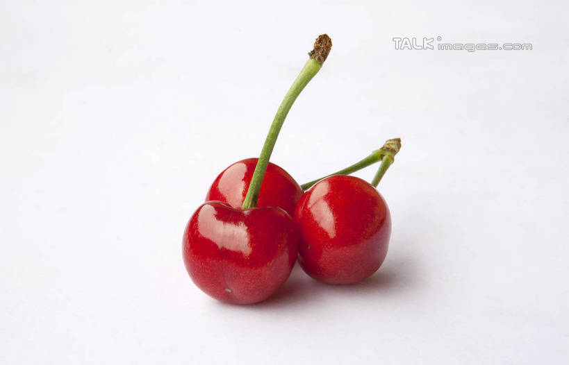 无人,横图,俯视,室内,特写,白天,白色背景,桌面,桌子,樱桃,水果,新鲜,光泽,木制,生食,食品,果实,三颗,食物,排列,三个,红色,木制品,摄影,有机食品,绿色食品,影棚,队列,大樱桃,樱珠,莺桃,英桃,楔桃,牛桃,荆桃,车厘子,彩图,高角度拍摄,影棚拍摄,拍摄,shwf1