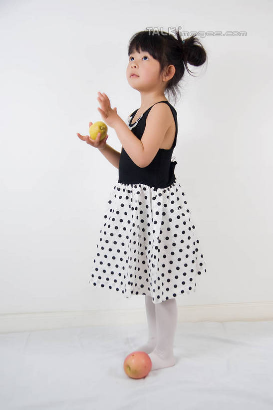 东方人,儿童,一个人,站,举,竖图,室内,白天,白色背景,侧面,裙子,时尚,纯洁,苹果,梨,水果,亚洲,仅一个女性,仅一个人,阴影,连衣裙,新鲜,光线,影子,圆点,斑点,灯光,生食,食品,果实,注视,黄种人,食物,两个,小孩,白色,黑色,看,托,站着,仅一个小孩,香梨,可爱,童年,童趣,摄影,有机食品,绿色食品,影棚,关注,童真,烂漫,无邪,天真,女孩,女人,女性,亚洲人,孩子,长发,生梨,举起,举手,举着,抬头,向上举,向上伸,向上托,仰头,站立,彩图,全身,影棚拍摄,拍摄,女生,shwf1