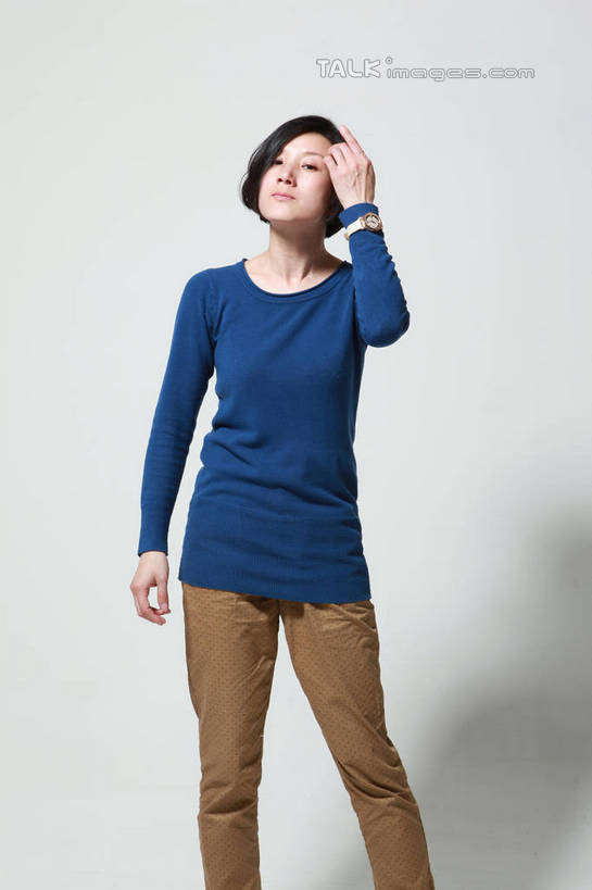 东方人,一个人,站,摸,竖图,室内,白天,白色背景,正面,时尚,亚洲,仅一个年轻女性,仅一个女性,仅一个人,抚摸,阴影,服装,时间,光线,时钟,手表,影子,灯光,咖啡色,计时,注视,休闲装,黄种人,衣服,蓝色,钟表,观察,看,站着,休闲,休闲服,表,活力,摄影,服饰,影棚,观看,青春,生机,腕表,察看,关注,干练,活气,年轻女性,女人,女性,亚洲人,钟,触摸,接触,站立,半身,彩图,影棚拍摄,拍摄,短发,shwf1