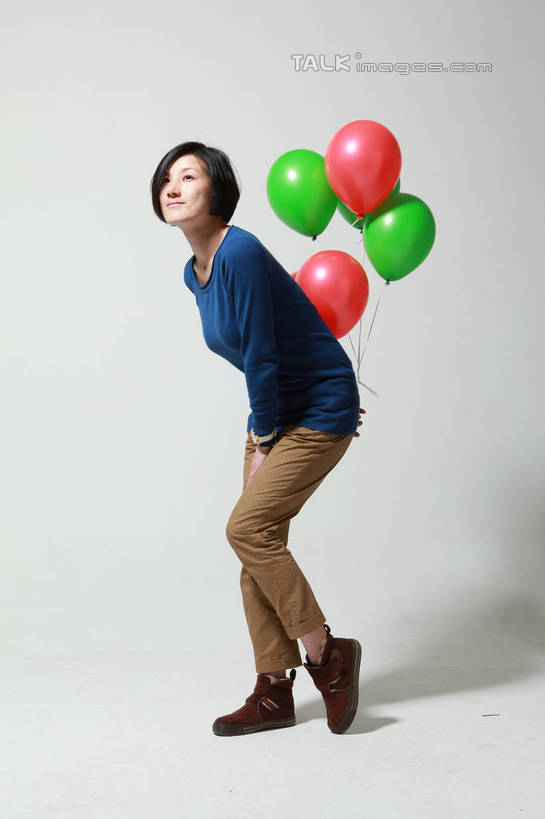 东方人,一个人,站,摸,竖图,室内,白天,白色背景,侧面,时尚,亚洲,仅一个年轻女性,仅一个女性,仅一个人,抚摸,弯腰,握,阴影,服装,装饰,时间,光线,时钟,手表,影子,塑料,灯光,咖啡色,拿,计时,拿着,注视,休闲装,黄种人,衣服,红色,蓝色,绿色,气球,塑料制品,钟表,观察,看,站着,四个,休闲,休闲服,橡胶,表,活力,握着,摄影,服饰,影棚,观看,飘浮,青春,生机,华丽,修饰,腕表,点缀,察看,关注,橡胶制品,弯身,衬托,美观,雅致,雅观,干练,活气,年轻女性,女人,女性,亚洲人,钟,屈膝,触摸,接触,站立,彩图,全身,影棚拍摄,拍摄,短发,shwf1