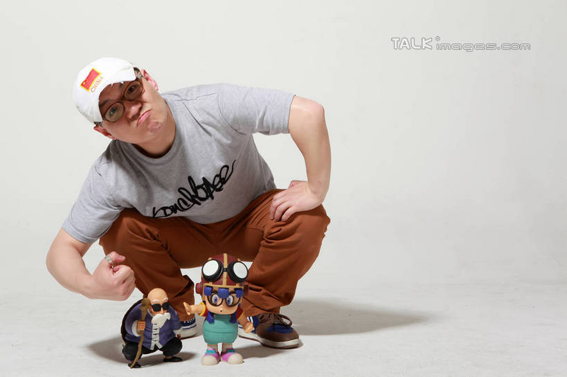 东方人,胡须,一个人,蹲,笑,微笑,露齿笑,横图,室内,白天,白色背景,正面,运动鞋,时尚,游戏,安全,帽子,玩具,鞋子,金属制品,亚洲,仅一个男性,仅一个人,撑,阴影,服装,光线,金属,英文,标志,工具,墨镜,人偶,玩偶,文字,眼镜,影子,字符,字母,防护,玩,休闲装,黄种人,娱乐,标识,运动帽,仅一个年轻男性,两个,衣服,灰色,阳光,太阳镜,太阳眼镜,休闲,休闲服,器械,卡通,鸭舌帽,遮阳镜,活力,益智,摄影,服饰,影棚,拐杖,活动,青春,生机,英文字母,休闲鞋,护目镜,保护,手杖,撑着,卡通人物,发泄,消遣,智力,医疗器械,保险,漫画,近视眼镜,宣泄,保全,周全,安稳,安定,辅助设备,安全防护眼镜,活气,漫画人物,阿拉蕾,龟仙人,平安,男人,男性,年轻男性,亚洲人,胡子,络腮胡,蹲着,玩耍,嬉戏,彩图,全身,影棚拍摄,拍摄,防护眼镜,shwf1