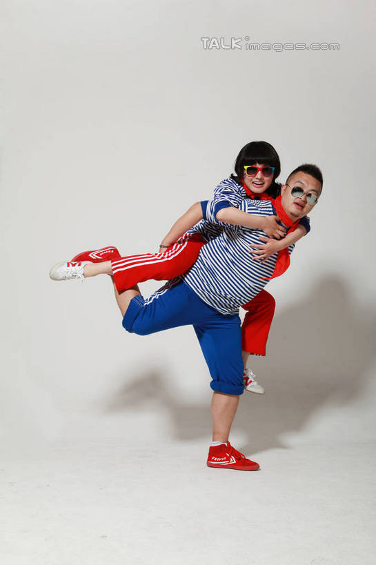 东方人,背,两个人,家庭,夫妻,站,抱,竖图,室内,白天,白色背景,正面,爱情,时尚,亚洲,条纹,服装,球鞋,墨镜,眼镜,浪漫,抬腿,休闲装,黄种人,运动裤,衣服,红色,蓝色,太阳镜,太阳眼镜,背着,站着,休闲,温暖,温馨,一家人,休闲服,遮阳镜,恩爱,活力,恋人,摄影,服饰,影棚,抱着,青春,生机,和睦,搂着,红领巾,背负,活气,海魂衫,海军衫,男人,男性,年轻男性,年轻女性,女人,女性,亚洲人,年轻人,夫妇,情侣,搂,站立,彩图,全身,影棚拍摄,拍摄,伴侣,融洽,shwf1