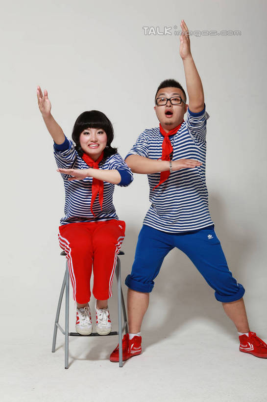 东方人,两个人,家庭,夫妻,坐,举,竖图,室内,白天,白色背景,正面,爱情,时尚,椅子,亚洲,条纹,服装,球鞋,墨镜,眼镜,高脚椅,浪漫,休闲装,黄种人,运动裤,衣服,红色,蓝色,太阳镜,太阳眼镜,托,休闲,温暖,温馨,一家人,休闲服,遮阳镜,恩爱,活力,搭,恋人,摄影,服饰,影棚,青春,生机,和睦,专心,搭着,红领巾,活气,海魂衫,海军衫,认真,男人,男性,年轻男性,年轻女性,女人,女性,亚洲人,年轻人,夫妇,情侣,举起,举手,举着,向上举,向上伸,向上托,坐着,彩图,全身,影棚拍摄,拍摄,伴侣,融洽,shwf1