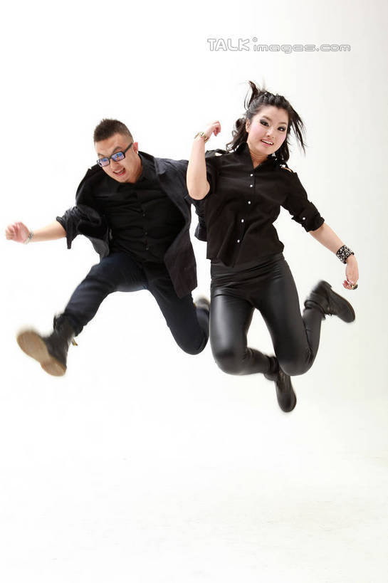 东方人,两个人,家庭,夫妻,跳,竖图,室内,白天,白色背景,正面,衬衫,爱情,时尚,亚洲,服装,眼镜,半空,浪漫,抬腿,注视,休闲装,黄种人,衣服,黑色,观察,看,休闲,温暖,温馨,一家人,休闲服,恩爱,活力,恋人,摄影,服饰,影棚,观看,青春,生机,和睦,察看,关注,近视眼镜,朋克,活气,男人,男性,年轻男性,年轻女性,女人,女性,亚洲人,年轻人,夫妇,情侣,跳跃,彩图,全身,影棚拍摄,衬衣,拍摄,伴侣,融洽,shwf1