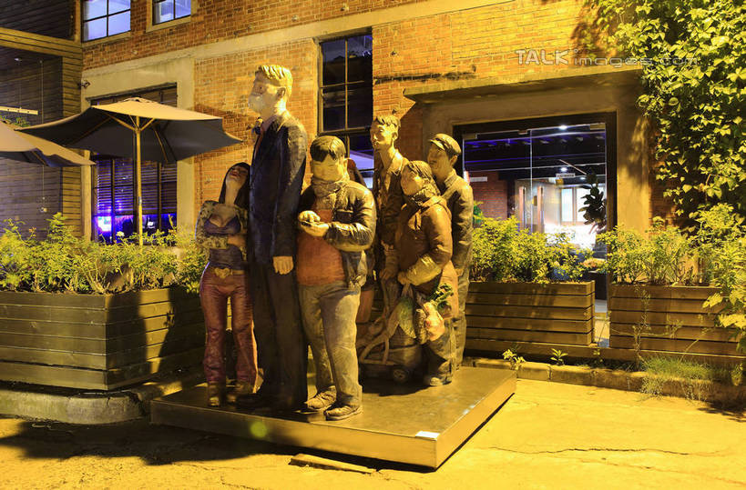 东方人,无人,横图,室外,夜晚,正面,度假,美景,植物,窗户,门,城市风光,标志建筑,城市,地标,夜景,雕塑,上海,中国,亚洲,阴影,艺术,装饰,光线,雕刻,雕像,影子,墙,景观,灯光,地面,许多人,黄种人,娱乐,红坊,淮海西路,石雕,玻璃窗,墙壁,墙面,树,树木,绿色,自然,工艺品,门框,一群人,享受,休闲,景色,放松,生长,成长,纪念,美术,申,主题,陈列,东亚,上海市,中华人民共和国,沪,华东地区,功能,美学,男人,男性,年轻男性,年轻女性,女人,女性,亚洲人,彩图,全身,红坊创意园区,shwf1