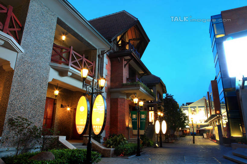 无人,家,栏杆,横图,室外,夜晚,仰视,度假,草地,草坪,美景,植物,别墅,窗户,城市风光,标志建筑,城市,道路,地标,路,路灯,夜景,公路,照明,上海,中国,亚洲,阴影,光线,影子,房屋,墙,屋子,景观,公寓,围栏,灯光,地面,交通,娱乐,洋房,护栏,楼房,玻璃窗,墙壁,墙面,住宅,灯,草,树,树木,蓝色,绿色,蓝天,天空,自然,天,享受,休闲,景色,放松,生长,成长,照亮,申,照明设备,黄浦区,东亚,思南公馆,思南路,上海市,中华人民共和国,沪,华东地区,马路,彩图,低角度拍摄,房子,shwf1