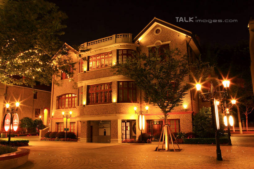 无人,家,横图,室外,夜晚,正面,度假,美景,植物,别墅,窗户,门,城市风光,标志建筑,城市,道路,地标,路,路灯,夜景,公路,照明,上海,中国,亚洲,阴影,光线,影子,房屋,屋子,景观,公寓,灯光,地面,交通,娱乐,洋房,楼房,玻璃窗,住宅,灯,树,树木,绿色,天空,自然,门框,天,享受,休闲,景色,放松,生长,成长,照亮,申,照明设备,黄浦区,东亚,思南公馆,思南路,上海市,中华人民共和国,沪,华东地区,马路,彩图,房子,shwf1