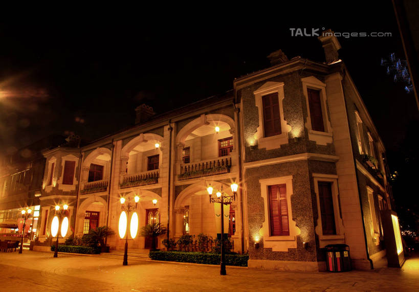 无人,家,横图,室外,夜晚,仰视,度假,美景,植物,别墅,窗户,门,城市风光,标志建筑,城市,道路,地标,路,路灯,夜景,公路,照明,上海,中国,亚洲,阴影,光线,影子,房屋,屋子,景观,公寓,灯光,地面,交通,娱乐,洋房,楼房,玻璃窗,住宅,灯,树,树木,绿色,天空,自然,门框,天,享受,休闲,景色,放松,生长,成长,照亮,申,照明设备,黄浦区,东亚,思南公馆,思南路,上海市,中华人民共和国,沪,华东地区,马路,彩图,低角度拍摄,房子,shwf1