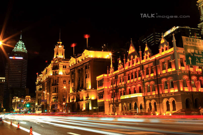 无人,高楼大厦,横图,室外,夜晚,仰视,度假,河流,美景,水,城市风光,标志建筑,城市,道路,地标,建筑,路,路灯,夜景,公路,汽车,旗帜,国旗,照明,上海,中国,亚洲,许多,阴影,飘扬,光线,影子,房顶,房屋,屋顶,屋子,河水,景观,公寓,建筑群,灯光,交通,娱乐,建设,黄浦江,楼房,江水,住宅,车,灯,天空,交通工具,轿车,天,行驶,享受,休闲,景色,放松,飘逸,照亮,申,照明设备,载具,飞扬,浦西,东亚,万国建筑博览群,外滩万国建筑博览群,上海市,中华人民共和国,沪,华东地区,旗,马路,彩图,低角度拍摄,房子,大楼,高层建筑,高楼,shwf1