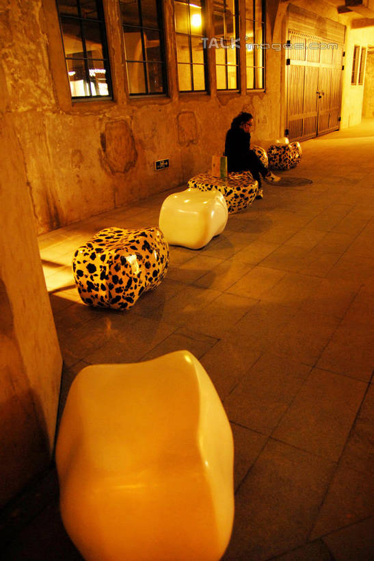 无人,竖图,室内,白天,正面,度假,美景,窗户,城市风光,城市,椅子,雕塑,上海,中国,亚洲,阴影,艺术,装饰,光线,雕刻,雕像,影子,墙,景观,灯光,娱乐,1933创意园,虹口区,玻璃窗,墙壁,墙面,工艺品,享受,休闲,景色,放松,纪念,美术,申,主题,陈列,东亚,上海市,中华人民共和国,沪,华东地区,功能,美学,彩图,上海1933,1933老场房,shwf1