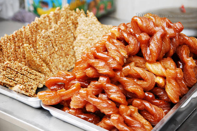 点心,无人,横图,俯视,室外,特写,白天,金属制品,一堆,许多,堆叠,堆积,朦胧,模糊,金属,油炸,食品,很多,食物,容器,碗,零食,中式,麻花,储藏,堆,储存,彩图,高角度拍摄,脆麻花,卷麻花,贮存,shwf1