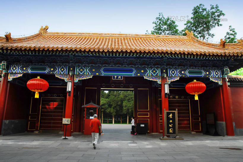 东方人,一个人,公园,走,横图,室外,白天,仰视,旅游,度假,名胜古迹,植物,标志建筑,地标,建筑,雕塑,北京,中国,亚洲,仅一个男性,仅一个人,阴影,服装,遗迹,艺术,装饰,光线,标志,雕刻,牌匾,瓦片,文字,影子,字符,首都,瓦,休闲装,黄种人,古迹,文化,文物,娱乐,标识,建设,古建筑,景山公园,树,树木,衣服,蓝色,绿色,蓝天,天空,阳光,自然,工艺品,天,仅一个老年男性,享受,休闲,休闲服,汉字,旅游胜地,放松,建造,服饰,生长,晴朗,成长,纪念,美术,中文,主题,陈列,古文明,东亚,屋瓦,万里无云,中华人民共和国,北京市,京,北平,华北地区,西城区,功能,美学,国文,华文,老年男性,男人,男性,亚洲人,晴空,晴空万里,步行,散步,走路,彩图,低角度拍摄,全身,shwf1