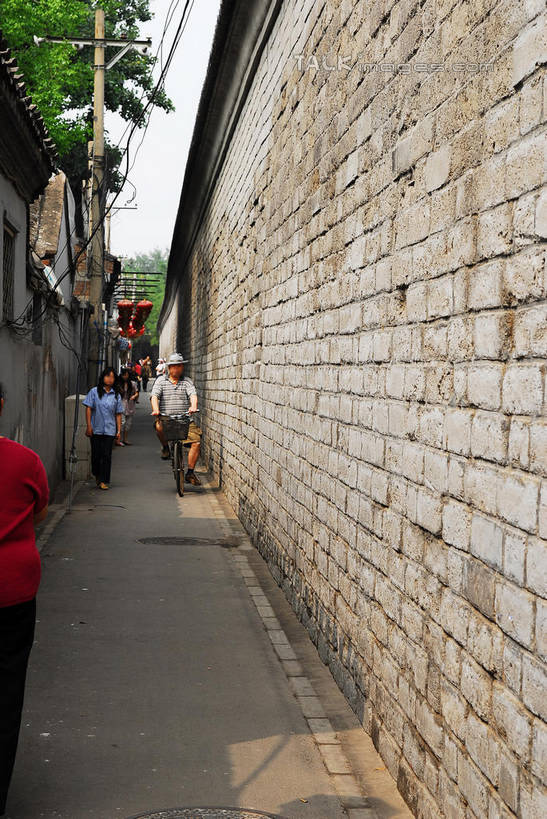 东方人,两个人,走,竖图,室外,白天,正面,旅游,度假,名胜古迹,植物,标志建筑,地标,建筑,北京,中国,亚洲,行人,服装,遗迹,墙,走道,走廊,过道,首都,注视,休闲装,黄种人,古迹,文物,娱乐,建设,古建筑,什刹海,路人,墙壁,墙面,树,树木,衣服,绿色,自然,观察,看,享受,休闲,休闲服,旅游胜地,放松,服饰,生长,成长,观看,察看,关注,古文明,东亚,中华人民共和国,北京市,京,北平,华北地区,过客,男人,男性,年轻男性,年轻女性,女人,女性,亚洲人,步行,散步,走路,彩图,全身,十刹海,shwf1