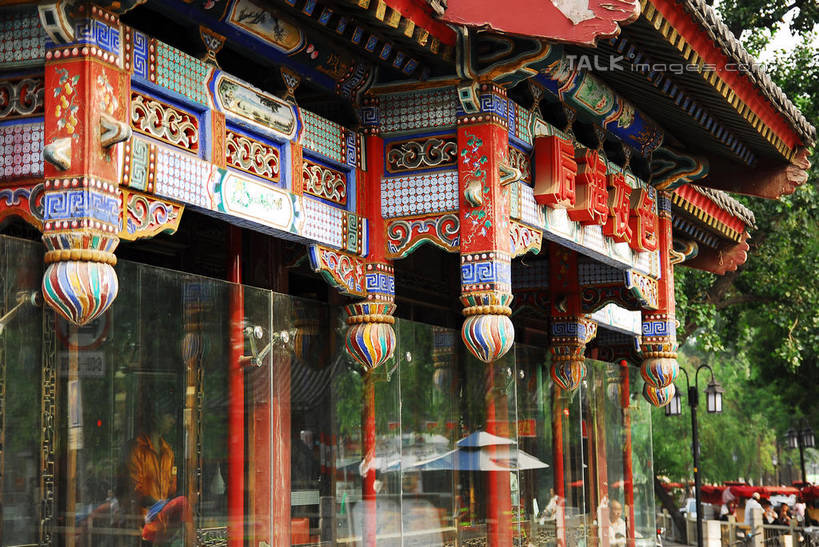 无人,横图,室外,白天,正面,旅游,度假,名胜古迹,植物,标志建筑,地标,建筑,路灯,木雕,照明,雕塑,北京,中国,亚洲,遗迹,艺术,装饰,雕刻,雕像,瓦片,灯光,三轮车,首都,瓦,古迹,文物,娱乐,建设,古建筑,什刹海,车,脚踏车,灯,树,树木,绿色,自然,工艺品,交通工具,享受,休闲,旅游胜地,放松,建造,生长,成长,纪念,照亮,美术,照明设备,载具,主题,陈列,古文明,东亚,屋瓦,中华人民共和国,北京市,京,北平,华北地区,功能,美学,彩图,十刹海,shwf1