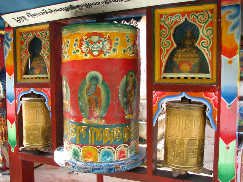 无人,寺庙,横图,彩色,室外,白天,正面,旅游,度假,标志建筑,地标,建筑,雕塑,中国,亚洲,节日,艺术,装饰,雕刻,雕像,文化,娱乐,建设,工艺品,庙宇,祈祷,享受,休闲,健康,旅游胜地,放松,许愿,宗教,佛教,信仰,北川县,四川省,纪念,祈求,美术,主题,陈列,东亚,转经筒,四川,转经轮,法轮,中华人民共和国,西南地区,功能,美学,玛尼轮,川,绵阳,绵阳市,释教,平安,彩图,庙,寺,经轮,玛尼解脱轮,祈祷轮,北川羌族自治县,shwf1