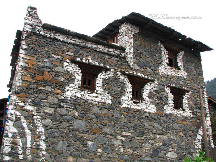 无人,家,横图,室外,白天,抽象,仰视,旅游,度假,绘画,建材,植物,窗户,标志建筑,地标,建筑,中国,亚洲,阴影,艺术,光线,材料,彩绘,图案,影子,砖,砖块,房屋,屋子,艺术品,古典,文化,娱乐,建设,楼房,住宅,树,树木,蓝色,绿色,蓝天,天空,阳光,自然,工艺品,天,品味,享受,休闲,概念,砖头,旅游胜地,放松,建造,北川县,四川省,生长,晴朗,成长,美术,高雅,东亚,四川,万里无云,中华人民共和国,西南地区,美学,川,绵阳,绵阳市,图文,石料,晴空,晴空万里,彩图,低角度拍摄,涂鸦,房子,砌墙砖,北川羌族自治县,shwf1