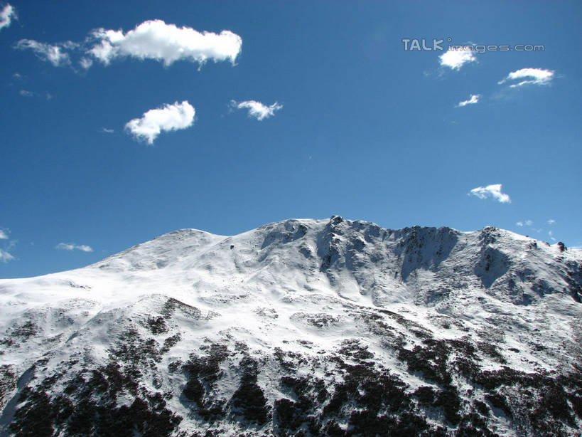 无人,横图,室外,白天,仰视,旅游,度假,石头,美景,山,山脉,峡谷,雪,雪山,大雪,中国,亚洲,阴影,光线,纹路,石子,纹理,影子,冰,积雪,景观,山峰,雪景,云,云朵,冬季,冬天,山谷,山峦,云彩,娱乐,蓝色,白云,蓝天,天空,阳光,自然,群山,天,享受,休闲,景色,放松,寒冷,北川县,四川省,晴朗,连绵,冰冷,绵延,岩层,自然风光,山岭,东亚,四川,肌理,中华人民共和国,西南地区,严寒,川,冰凉,酷寒,凛冽,凛凛,极冷,绵阳,绵阳市,联贯,石块,岩石,晴空,彩图,低角度拍摄,北川羌族自治县,shwf1