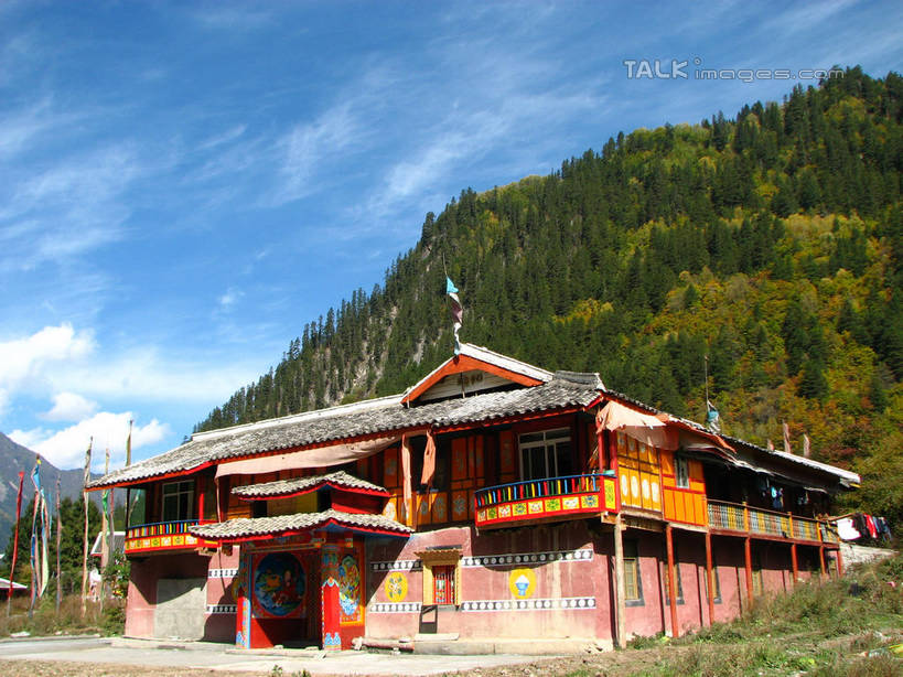 无人,寺庙,横图,室外,白天,正面,旅游,度假,名胜古迹,森林,山,山脉,树林,植物,标志建筑,地标,建筑,中国,亚洲,阴影,节日,遗迹,光线,影子,山峰,云,云朵,山峦,云彩,古迹,文化,文物,娱乐,建设,古建筑,树,树木,蓝色,绿色,白云,蓝天,天空,阳光,自然,庙宇,群山,天,祈祷,享受,休闲,健康,旅游胜地,放松,许愿,宗教,佛教,信仰,北川县,四川省,生长,晴朗,成长,纪念,祈求,古文明,东亚,四川,中华人民共和国,西南地区,川,绵阳,绵阳市,释教,平安,晴空,彩图,庙,寺,北川羌族自治县,shwf1