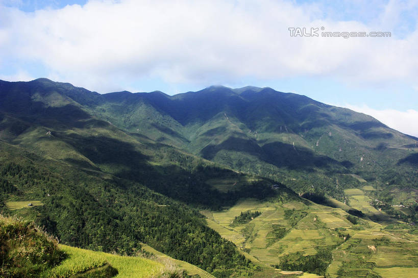 无人,农田,横图,俯视,室外,白天,旅游,度假,庄稼,梯田,农作物,石头,美景,山,山脉,树林,峡谷,植物,中国,亚洲,阴影,曲折,弯曲,光线,纹路,石子,纹理,影子,景观,山峰,云,云朵,山谷,山峦,云彩,娱乐,树,树木,蓝色,绿色,白云,蓝天,天空,阳光,自然,群山,天,享受,休闲,景色,放松,蜿蜒,生长,晴朗,成长,广西,连绵,绵延,岩层,自然风光,山岭,东亚,龙胜,广西壮族自治区,肌理,中华人民共和国,桂,华南地区,联贯,龙胜各族自治县,金坑梯田,石块,岩石,晴空,彩图,高角度拍摄,耕地,庄稼田,shwf1
