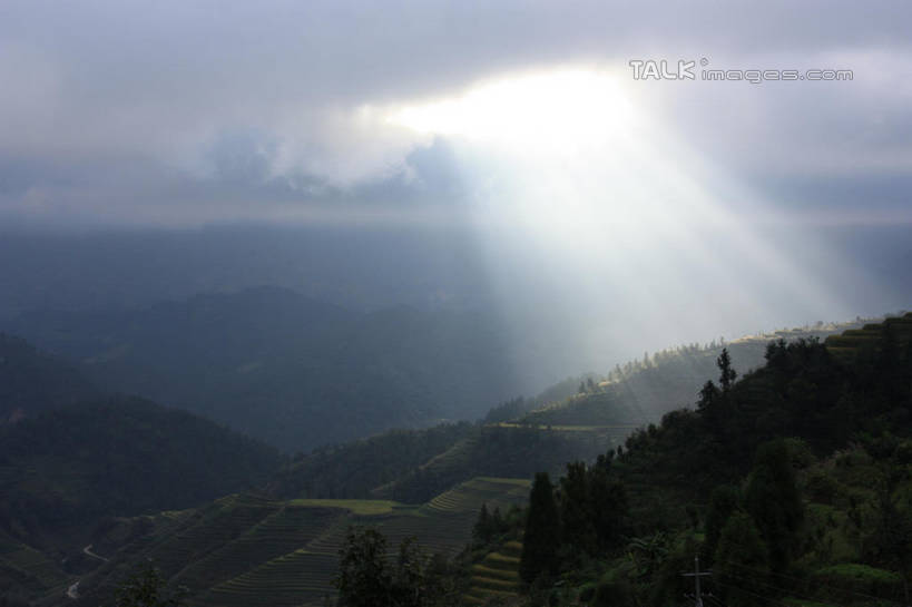 无人,农田,横图,俯视,航拍,室外,白天,旅游,度假,庄稼,梯田,农作物,日出,石头,美景,山,山脉,太阳,峡谷,雾,中国,亚洲,朦胧,梦幻,模糊,曲折,弯曲,发光,光束,纹路,石子,纹理,景观,山峰,朝霞,晨曦,光亮,黎明,山谷,山峦,娱乐,阳光,自然,群山,享受,休闲,景色,放松,蜿蜒,广西,连绵,迷雾,绵延,未来,岩层,鸟瞰,发亮,自然风光,山岭,东亚,憧憬,龙胜,广西壮族自治区,肌理,中华人民共和国,桂,华南地区,联贯,龙胜各族自治县,金坑梯田,石块,岩石,朝阳,大雾,彩图,高角度拍摄,耕地,庄稼田,卯时,破晓,日始,shwf1