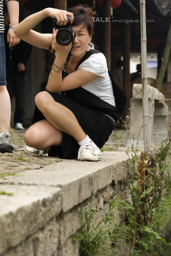 东方人,一个人,蹲,竖图,室外,白天,正面,草地,草坪,植物,道路,路,相机,亚洲,仅一个年轻女性,仅一个女性,仅一个人,握,服装,包,小路,交通,拿,旅行包,拿着,休闲装,黄种人,草,拍照,衣服,绿色,背包,数码相机,休闲,眯眼,休闲服,单反,眯,握着,摄影,服饰,单反相机,旅游包,年轻女性,女人,女性,亚洲人,照相机,蹲着,彩图,全身,照相,双肩包,shwf1