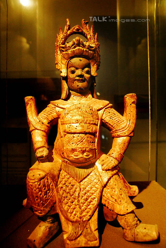 东方人,一个人,无人,坐,闭眼,竖图,室内,特写,白天,正面,民族服装,安全,静物,木雕,雕塑,亚洲,仅一个男性,仅一个人,仅一个中年男性,朦胧,模糊,艺术,装饰,雕刻,雕像,盔甲,防护,黄种人,工艺品,纪念,保护,美术,主题,保险,防御,陈列,铠甲,功能,美学,防具,防卫,平安,男人,男性,中年男性,亚洲人,闭眼睛,闭着眼,闭着眼睛,坐着,彩图,全身,传统服装,民俗服,甲胄,shwf1