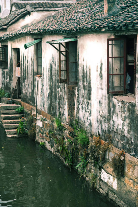 无人,家,竖图,室外,白天,正面,旅游,度假,河流,名胜古迹,水,窗户,楼梯,标志建筑,地标,建筑,中国,亚洲,遗迹,瓦片,房屋,阶梯,墙,屋子,河水,水流,建筑群,青苔,苔藓,瓦,古迹,文物,娱乐,建设,古建筑,江苏,苏州,同里,楼房,玻璃窗,墙壁,墙面,台阶,住宅,享受,休闲,旅游胜地,瓦房,放松,肮脏,古文明,东亚,邋遢,屋瓦,江苏省,苏州市,同里镇,中华人民共和国,华东地区,苏,吴江,龌龊,污秽,彩图,房子,吴江区,同里古镇,shwf1