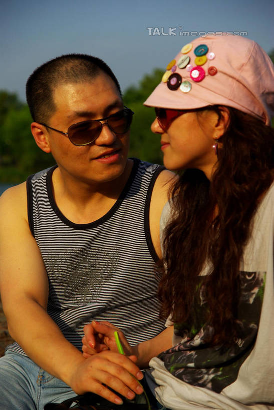 东方人,两个人,坐,笑,微笑,露齿笑,竖图,室外,白天,正面,爱情,植物,帽子,亚洲,阴影,服装,光线,背心,墨镜,眼镜,影子,浪漫,扭头,注视,黄种人,树,树木,衣服,蓝色,绿色,蓝天,天空,阳光,自然,太阳镜,太阳眼镜,遮阳帽,天,观察,看,转头,温暖,温馨,遮阳镜,恩爱,恋人,服饰,生长,晴朗,成长,观看,和睦,察看,衣着,穿着,关注,万里无云,衣饰,男人,男性,年轻男性,年轻女性,女人,女性,亚洲人,情侣,晴空,晴空万里,坐着,半身,彩图,伴侣,融洽,shwf1