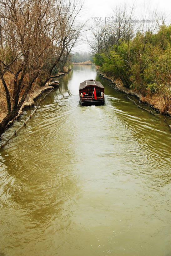 无人,公园,竖图,室外,白天,正面,旅游,度假,湖,湖泊,美景,水,植物,船,芦苇,叶子,中国,亚洲,一艘,波纹,飞溅,溅,液体,湖面,景观,水滴,水流,水面,木船,粽叶,绿叶,枝条,娱乐,浙江,水珠,树,树木,树枝,浙江省,蓝色,绿色,蓝天,水纹,天空,自然,船尾波,交通工具,波浪,湖水,天,享受,休闲,嫩叶,景色,放松,生长,晴朗,成长,杭州,西溪,舟,喷洒,自然风光,载具,东亚,杭州市,万里无云,中华人民共和国,华东地区,省会,浙,箬叶,芦苇叶,虬枝,枝杈,西湖区,叶,叶片,晴空,晴空万里,彩图,西溪国家湿地公园,杭州之肺,杭州西溪国家湿地公园,shwf1