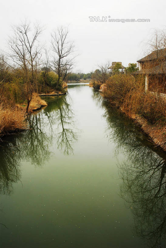无人,公园,竖图,室外,白天,正面,旅游,度假,湖,湖泊,美景,山,山脉,树林,水,植物,芦苇,叶子,中国,亚洲,阴影,光线,影子,湖面,景观,山峰,水流,水面,粽叶,绿叶,山峦,娱乐,浙江,树,树木,浙江省,蓝色,绿色,蓝天,天空,阳光,自然,湖水,群山,天,享受,休闲,嫩叶,景色,放松,生长,晴朗,成长,杭州,西溪,自然风光,东亚,杭州市,万里无云,中华人民共和国,华东地区,省会,浙,箬叶,芦苇叶,西湖区,叶,叶片,晴空,晴空万里,彩图,西溪国家湿地公园,杭州之肺,杭州西溪国家湿地公园,shwf1