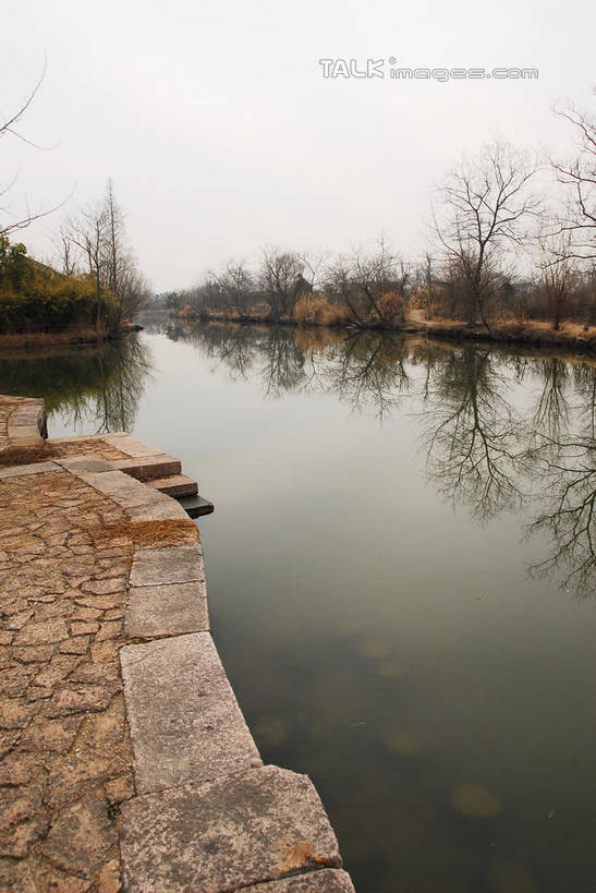 无人,公园,竖图,室外,白天,正面,旅游,度假,河流,美景,水,芦苇,叶子,中国,亚洲,阴影,光线,影子,河水,景观,水流,粽叶,绿叶,娱乐,浙江,浙江省,蓝色,蓝天,天空,阳光,自然,天,享受,休闲,嫩叶,景色,放松,晴朗,杭州,西溪,自然风光,东亚,杭州市,万里无云,中华人民共和国,华东地区,省会,浙,箬叶,芦苇叶,西湖区,叶,叶片,晴空,晴空万里,彩图,西溪国家湿地公园,杭州之肺,杭州西溪国家湿地公园,shwf1