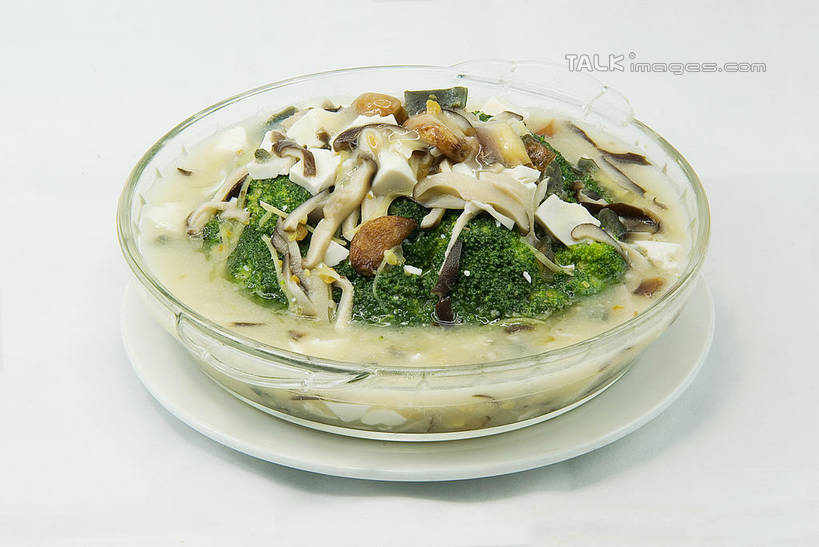 无人,横图,俯视,室内,特写,白天,烹饪,中餐,蔬菜,餐具,玻璃,阴影,灰色背景,新鲜,反射,碟子,盘,影子,菌菇,西兰花,香菇,蛋,鸡蛋,料理,食品,菌类,菜肴,美食,玻璃制品,食物,盘子,容器,碟,碗,中式,食用菌,摄影,佳肴,有机食品,绿色食品,影棚,储藏,真菌,储存,卵,椎茸,甘蓝花,彩图,高角度拍摄,影棚拍摄,拍摄,平庄菇,香菌,香蕈,绿菜花,绿花菜,青花菜,蔬菜皇冠,鸡卵,鸡子,金银蛋,贮存,shwf1