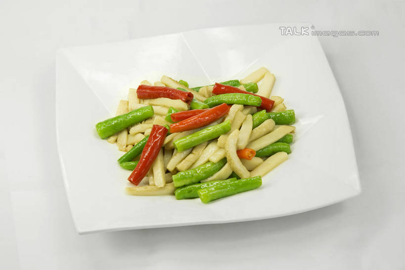 无人,横图,俯视,室内,特写,白天,烹饪,中餐,辣椒,蔬菜,餐具,阴影,灰色背景,新鲜,反射,碟子,盘,影子,菌菇,料理,食品,菌类,菜肴,美食,食物,盘子,碟,中式,食用菌,摄影,佳肴,有机食品,绿色食品,影棚,白灵菇,真菌,辣角,红海椒,大椒,辣虎,广椒,辣子,红辣椒,海椒,番椒,彩图,高角度拍摄,影棚拍摄,拍摄,阿威侧耳,阿魏侧耳,阿魏菇,阿魏蘑,白灵侧耳,百灵芝菇,鲍鱼菇,克什米尔神菇,名翅鲍菇,雪山灵芝,shwf1