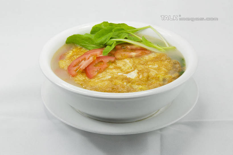 无人,横图,俯视,室内,特写,白天,烹饪,中餐,菠菜,蔬菜,西红柿,餐具,阴影,灰色背景,新鲜,反射,碟子,盘,影子,陶瓷,蛋,鸡蛋,汤,料理,食品,陶瓷制品,菜肴,美食,食物,盘子,容器,碟,碗,中式,摄影,佳肴,有机食品,绿色食品,影棚,储藏,鸡蛋汤,储存,卵,鹦鹉菜,洋柿子,鼠根菜,角菜,红嘴绿鹦哥,柑仔蜜,番茄,臭柿,赤根菜,菠薐菜,波斯草,彩图,高角度拍摄,影棚拍摄,拍摄,六月柿,鸡卵,鸡子,贮存,喜报三元,shwf1