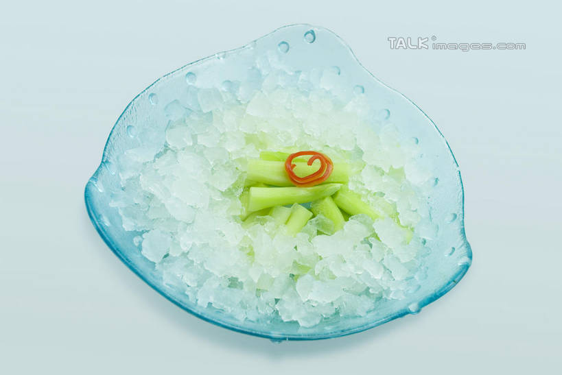 无人,横图,俯视,室内,特写,白天,辣椒,蔬菜,阴影,灰色背景,新鲜,反射,影子,陶瓷,冰,食品,陶瓷制品,清凉,冷冻,芥蓝,食物,容器,碗,冷饮,舒服,寒冷,摄影,有机食品,绿色食品,影棚,刨冰,冷藏,储藏,沙冰,解暑,储存,解渴,舒爽,辣角,红海椒,大椒,辣虎,广椒,消暑,保鲜,绿叶甘蓝,辣子,红辣椒,海椒,番椒,彩图,高角度拍摄,影棚拍摄,拍摄,白花芥蓝,佛光菜,格蓝菜,隔暝仔菜,卷叶菜,贮存,shwf1