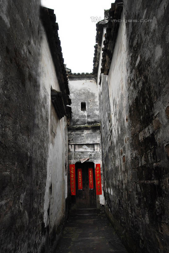 无人,家,竖图,室外,白天,仰视,旅游,度假,名胜古迹,标志建筑,地标,建筑,中国,对联,亚洲,遗迹,艺术,标志,瓦片,文字,字符,手工艺品,房屋,墙,屋子,建筑群,瓦,古迹,文化,文物,娱乐,标识,建设,古建筑,江西,理坑,婺源,楼房,墙壁,墙面,住宅,天空,工艺品,天,享受,休闲,汉字,旅游胜地,瓦房,放松,高雅,中国文化,中文,古文明,东亚,屋瓦,江西省,中华人民共和国,华东地区,自信心,品位,国文,华文,赣,婺源县,上饶,上饶市,彩图,低角度拍摄,房子,对子,楹联,沱川乡,理坑村,shwf1