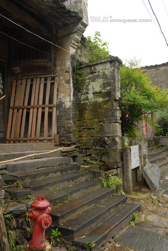 无人,家,木屋,栏杆,竖图,室外,白天,正面,旅游,度假,安全,名胜古迹,楼梯,标志建筑,地标,建筑,消防栓,中国,亚洲,遗迹,扶手,阶梯,长春藤,常春藤,古迹,文物,娱乐,建设,古建筑,江西,景德镇,护栏,台阶,住宅,天空,天,享受,休闲,旅游胜地,放松,消防,灭火,古文明,东亚,江西省,中华人民共和国,华东地区,永恒,不朽,忠实,洋常春藤,赣,景德镇市,消防器材,彩图,茅舍,茅屋,棚屋,小木屋,小屋,瑶里镇,瑶里古镇,瑶里,常青藤,shwf1