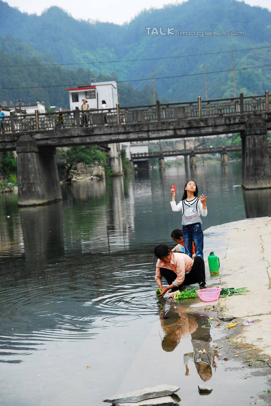 两个人,伙伴,朋友,家,站,蹲,竖图,室外,白天,正面,旅游,度假,友谊,河流,石头,名胜古迹,树林,水,植物,标志建筑,地标,建筑,船,中国,亚洲,一艘,波纹,飞溅,服装,遗迹,溅,石子,液体,房屋,屋子,河水,水滴,水流,天桥,桥,木船,注视,休闲装,古迹,文物,娱乐,建设,古建筑,江西,景德镇,楼房,住宅,水珠,树,树木,衣服,绿色,水纹,自然,船尾波,交通工具,波浪,观察,看,站着,享受,休闲,休闲服,旅游胜地,瓦房,放松,服饰,生长,成长,观看,人行桥,察看,舟,关注,喷洒,载具,古文明,东亚,江西省,中华人民共和国,华东地区,赣,景德镇市,友情,年轻女性,女人,女性,石块,蹲着,站立,彩图,全身,房子,瑶里镇,瑶里古镇,瑶里,shwf1