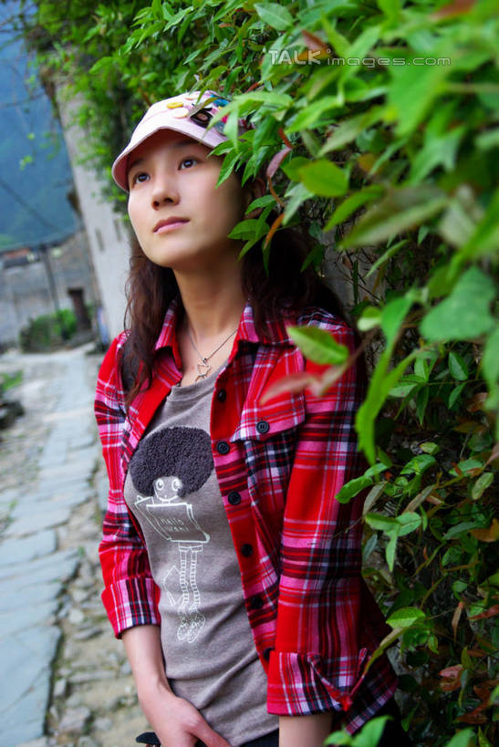 东方人,一个人,站,竖图,室外,白天,正面,植物,帽子,亚洲,仅一个年轻女性,仅一个女性,仅一个人,服装,注视,休闲装,黄种人,树,树木,衣服,绿色,自然,遮阳帽,观察,看,站着,休闲,休闲服,服饰,生长,成长,观看,察看,关注,年轻女性,女人,女性,亚洲人,抬头,仰头,站立,半身,彩图,shwf1