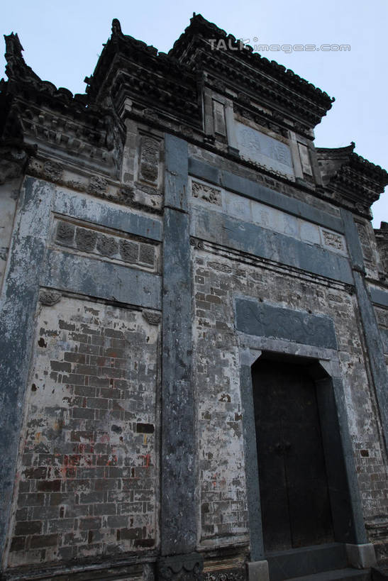 无人,家,竖图,室外,白天,仰视,旅游,度假,名胜古迹,门,标志建筑,地标,建筑,中国,亚洲,遗迹,房屋,墙,屋子,古迹,文物,娱乐,建设,古建筑,江西,景德镇,狮冈胜览,楼房,墙壁,墙面,住宅,蓝色,蓝天,天空,门框,天,享受,休闲,旅游胜地,放松,晴朗,古文明,东亚,江西省,万里无云,中华人民共和国,华东地区,赣,景德镇市,晴空,晴空万里,彩图,低角度拍摄,房子,瑶里镇,瑶里古镇,瑶里,狮冈胜览民居,shwf1