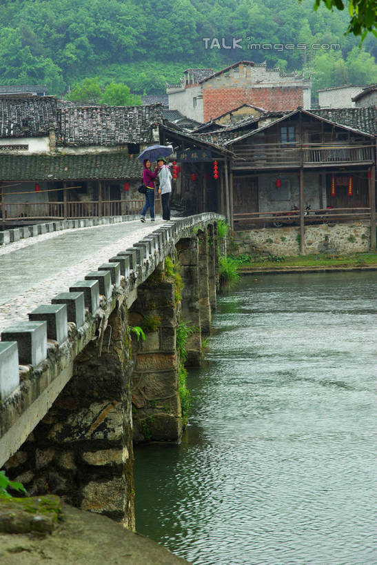 无人,家,竖图,室外,白天,正面,旅游,度假,河流,石头,名胜古迹,树林,水,植物,标志建筑,地标,建筑,中国,亚洲,遗迹,石子,房屋,屋子,河水,水流,桥,古迹,文物,娱乐,建设,古建筑,古码头,江西,景德镇,石桥,楼房,拱桥,住宅,栈桥,树,树木,绿色,自然,享受,休闲,旅游胜地,瓦房,放松,拱形,生长,成长,人行桥,东埠古码头,石拱桥,古文明,东亚,江西省,中华人民共和国,华东地区,赣,景德镇市,石块,彩图,房子,瑶里镇,瑶里古镇,瑶里,shwf1