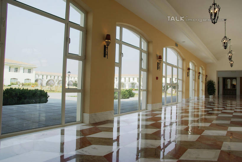 无人,宾馆,横图,室内,白天,正面,度假,美景,窗户,地板,落地窗,城市风光,城市,照明,中国,亚洲,一排,吊挂,悬挂,整齐,壁灯,景观,灯光,地面,挂,娱乐,蓬莱,山东,烟台,君顶酒庄,吊灯,木地板,玻璃窗,灯,排列,蓝色,蓝天,天空,灯具,天,享受,休闲,景色,放松,晴朗,照亮,照明设备,队列,东亚,山东省,万里无云,中华人民共和国,华东地区,鲁,烟台市,晴空,晴空万里,彩图,客店,客栈,旅店,旅馆,旅舍,汽车旅馆,中粮南王山谷君顶酒庄,中粮君顶酒庄,蓬莱市,shwf1