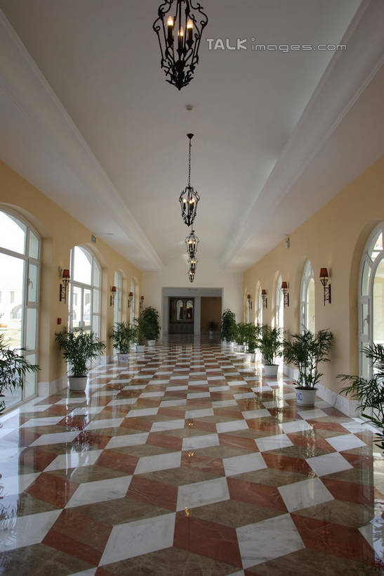 无人,宾馆,竖图,室内,白天,正面,度假,美景,植物,窗户,地板,落地窗,城市风光,城市,照明,中国,亚洲,一排,吊挂,悬挂,整齐,壁灯,盆栽,景观,灯光,盆景,地面,挂,娱乐,蓬莱,山东,烟台,君顶酒庄,吊灯,木地板,玻璃窗,灯,排列,蓝色,绿色,蓝天,天空,自然,灯具,天,享受,休闲,景色,放松,生长,晴朗,成长,照亮,照明设备,队列,东亚,山东省,万里无云,中华人民共和国,华东地区,鲁,烟台市,晴空,晴空万里,彩图,客店,客栈,旅店,旅馆,旅舍,汽车旅馆,中粮南王山谷君顶酒庄,中粮君顶酒庄,蓬莱市,shwf1