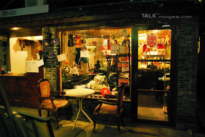 无人,餐厅,横图,室外,夜晚,正面,度假,游戏,美景,餐桌,窗户,落地窗,门,桌子,城市风光,城市,橱窗,玩具,椅子,上海,中国,亚洲,朦胧,模糊,景观,玩,娱乐,泰康路,田子坊,玻璃窗,黑板,门框,享受,休闲,景色,放松,益智,教学,餐台,活动,申,发泄,消遣,智力,卢湾区,东亚,玻璃橱窗,上海市,中华人民共和国,沪,华东地区,宣泄,耐磨,教学黑板,玩耍,嬉戏,彩图,餐馆,饭店,饭馆,shwf1