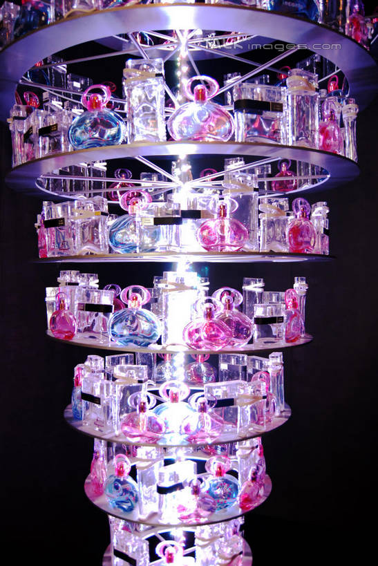 无人,竖图,室内,特写,白天,正面,时尚,神秘,静物,阴影,朦胧,模糊,芳香,香气,反射,罐子,影子,玻璃制品,粉色,紫色,玻璃瓶,瓶子,品味,香水,优雅,气味,高雅,优美,庄重,芬芳,高贵,消极,除臭,冷色,孤寂,彩图,奢华,shwf1