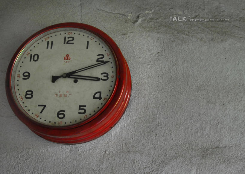 无人,横图,室内,特写,白天,仰视,静物,阴影,时间,反射,标志,时钟,数字,文字,影子,字符,墙,计时,标识,墙壁,墙面,一个,红色,灰色,挂钟,钟表,表,阿拉伯数字,肮脏,单个,邋遢,龌龊,污秽,钟,彩图,低角度拍摄,shwf1